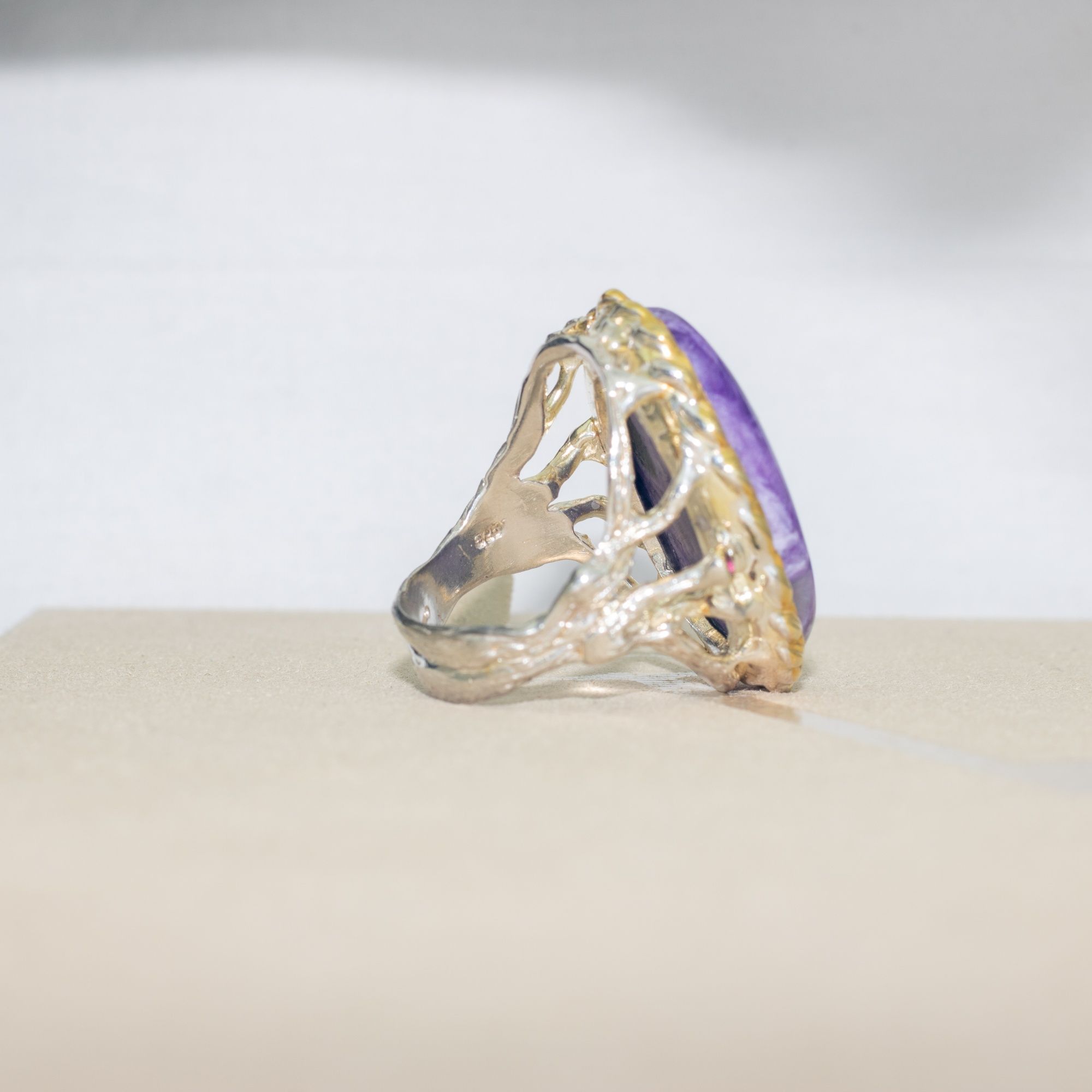 Сребърен пръстен с натурален чароит 43 ct, родолит и златно покритие