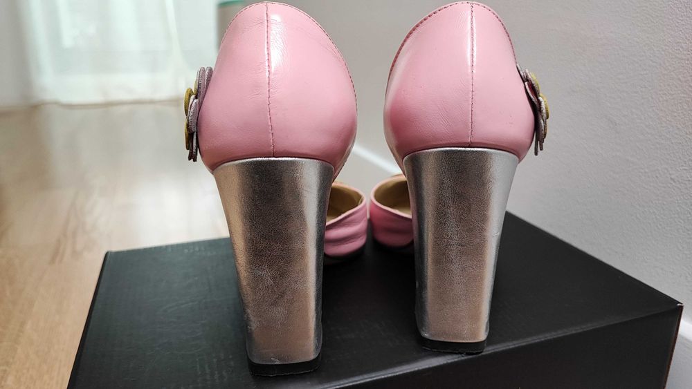 Pantofi roz cu decorațiuni în formă de floricele