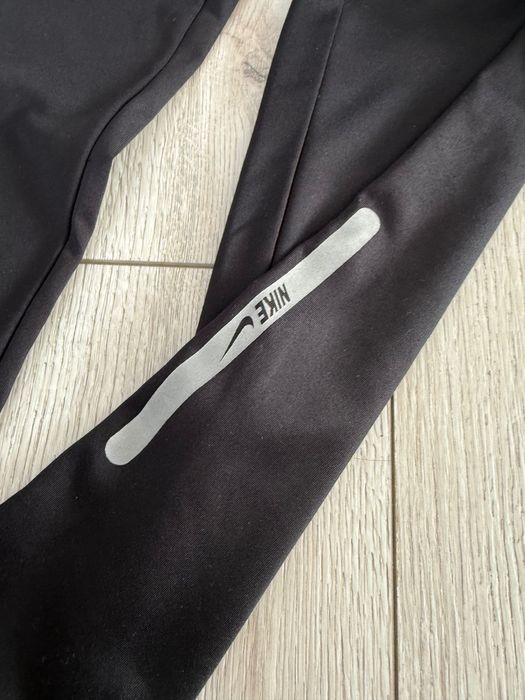 Екип Nike анцунг мек и еластичен с размер но става и за м