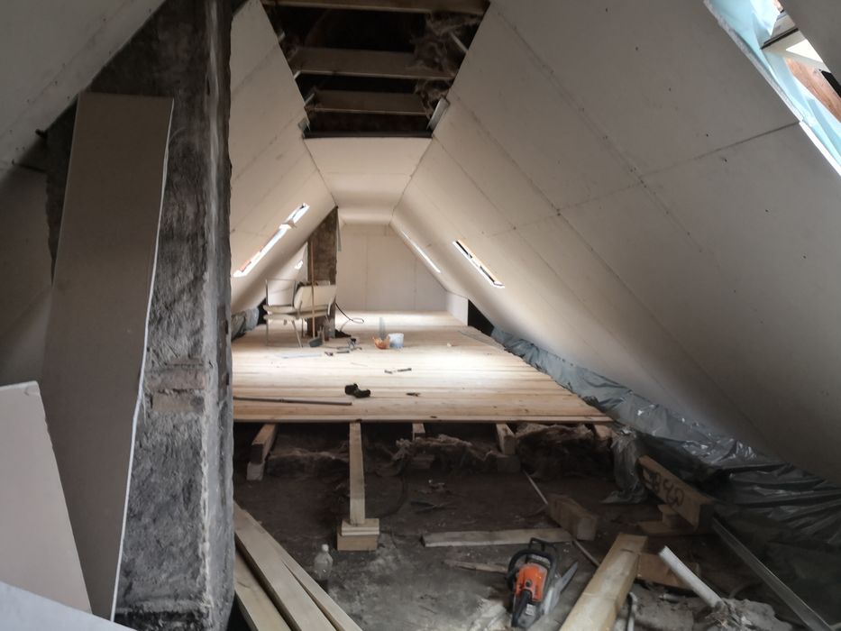 Finisari interioare acoperisuri tigla metalica reparati acoperis velux