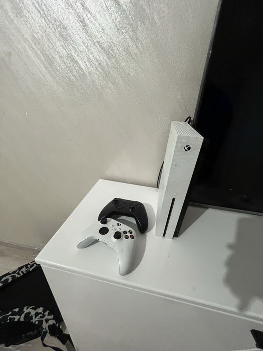 Vand xbox one s 2 conttrolere + gta p