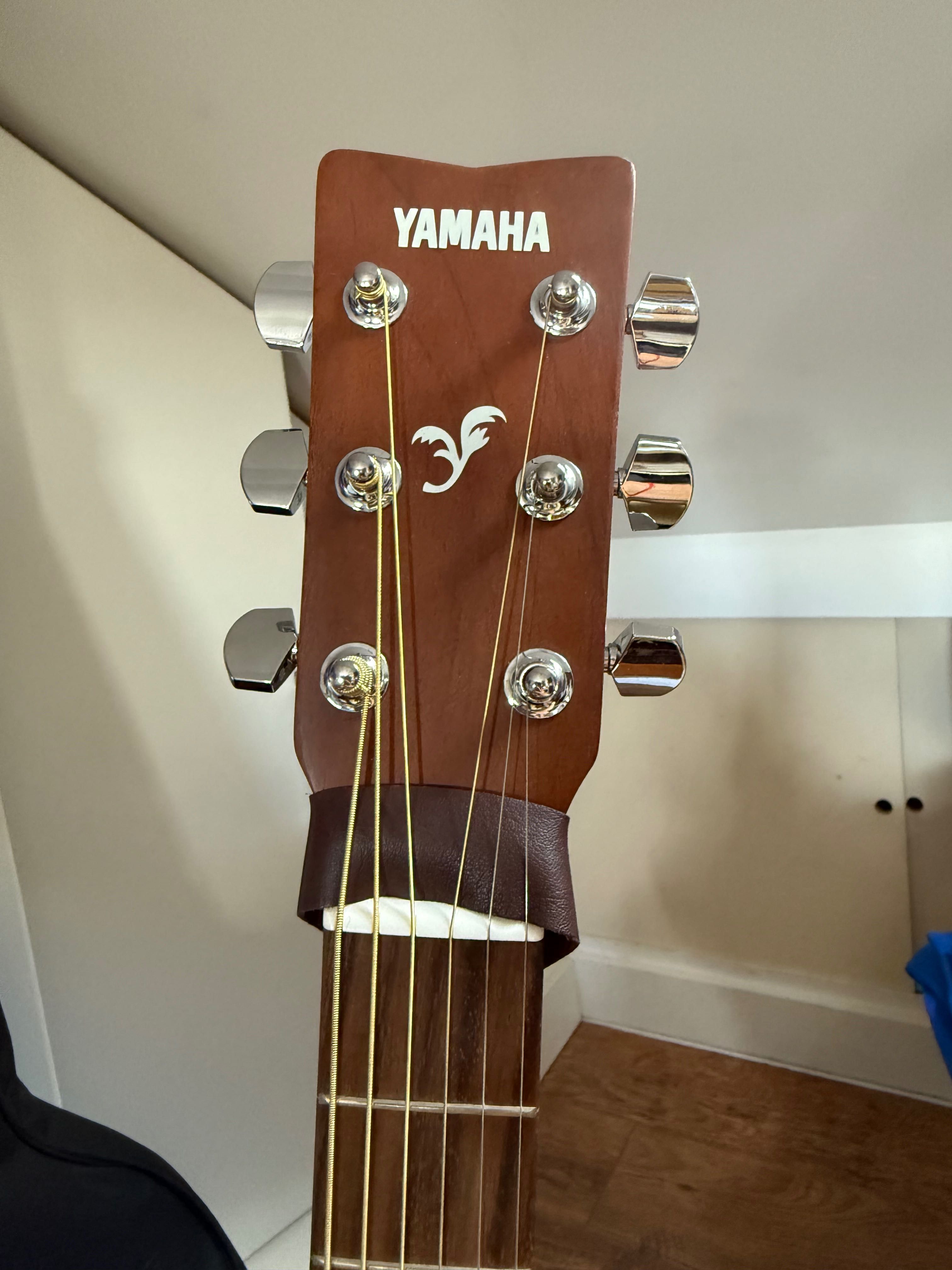 Китара Yamaha F310 с аксесоари