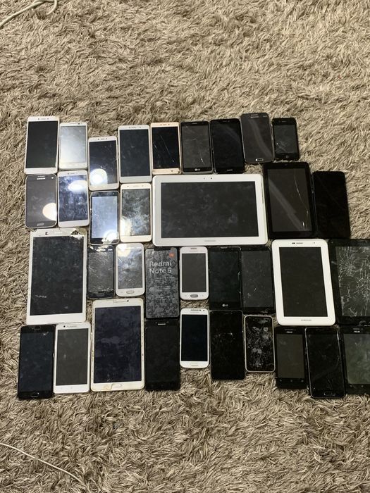 Старые разные телефоны.