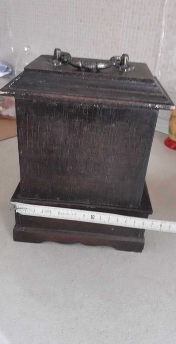 Настолен дървен часовник