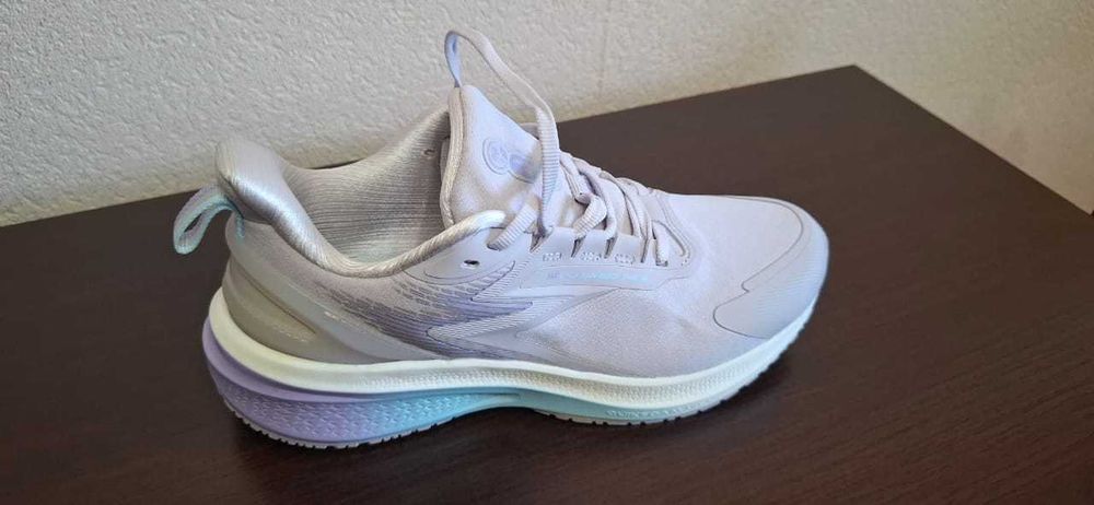 Продам Новые женские кроссовки СРОЧНО