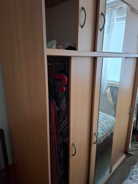 Немски гардероб с плъзгащи врати и огледало