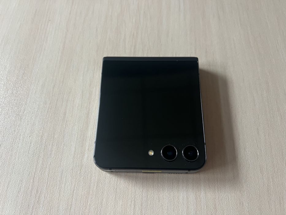 Продавам Samsung Galaxy Z Flip5 256/8GB