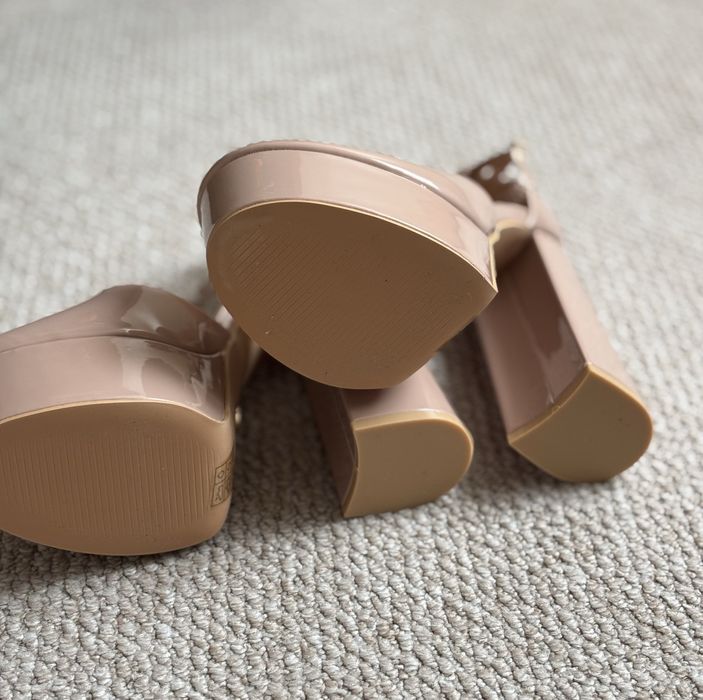 Чисто нови обувки на ток