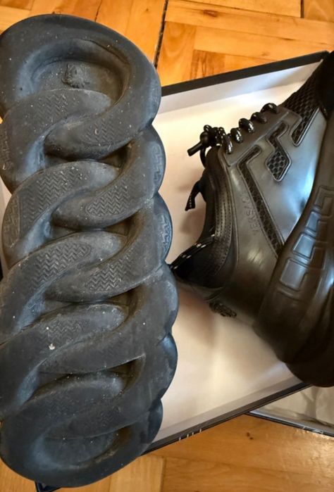 Versace chain reaction