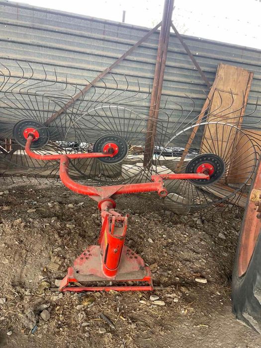 Продавам сеносъбирачка