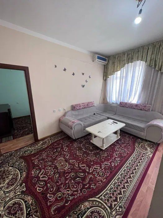 2/1/7 (1 этаж). Сергели 6а. Дом кирпичный, квартира 45 м², не торец.