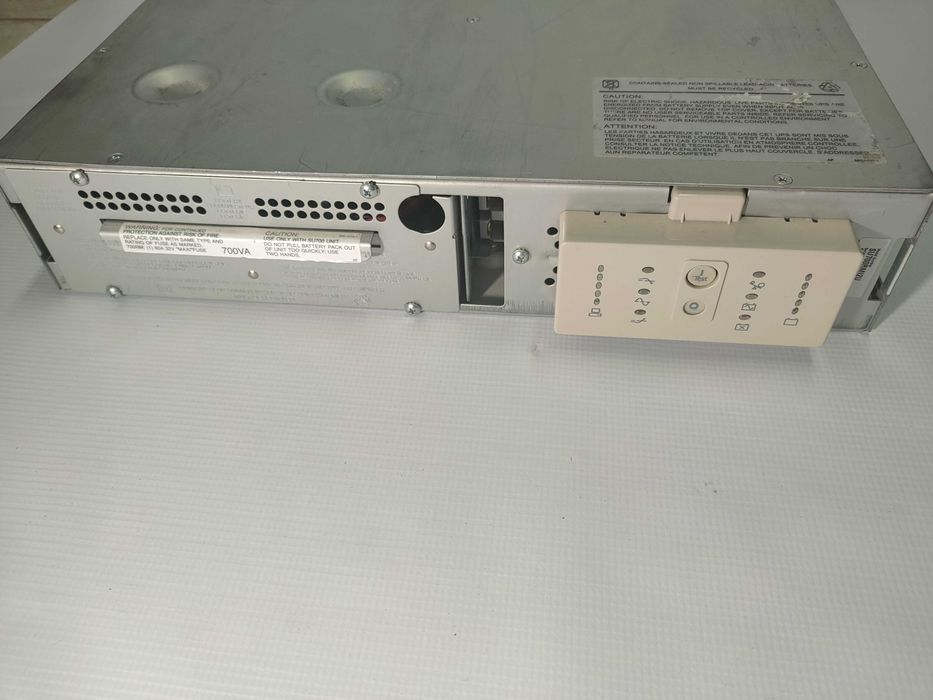 UPS APC Smart-UPS 700Va/450W, синусоида, гаранция, цената е с вкл. ДДС