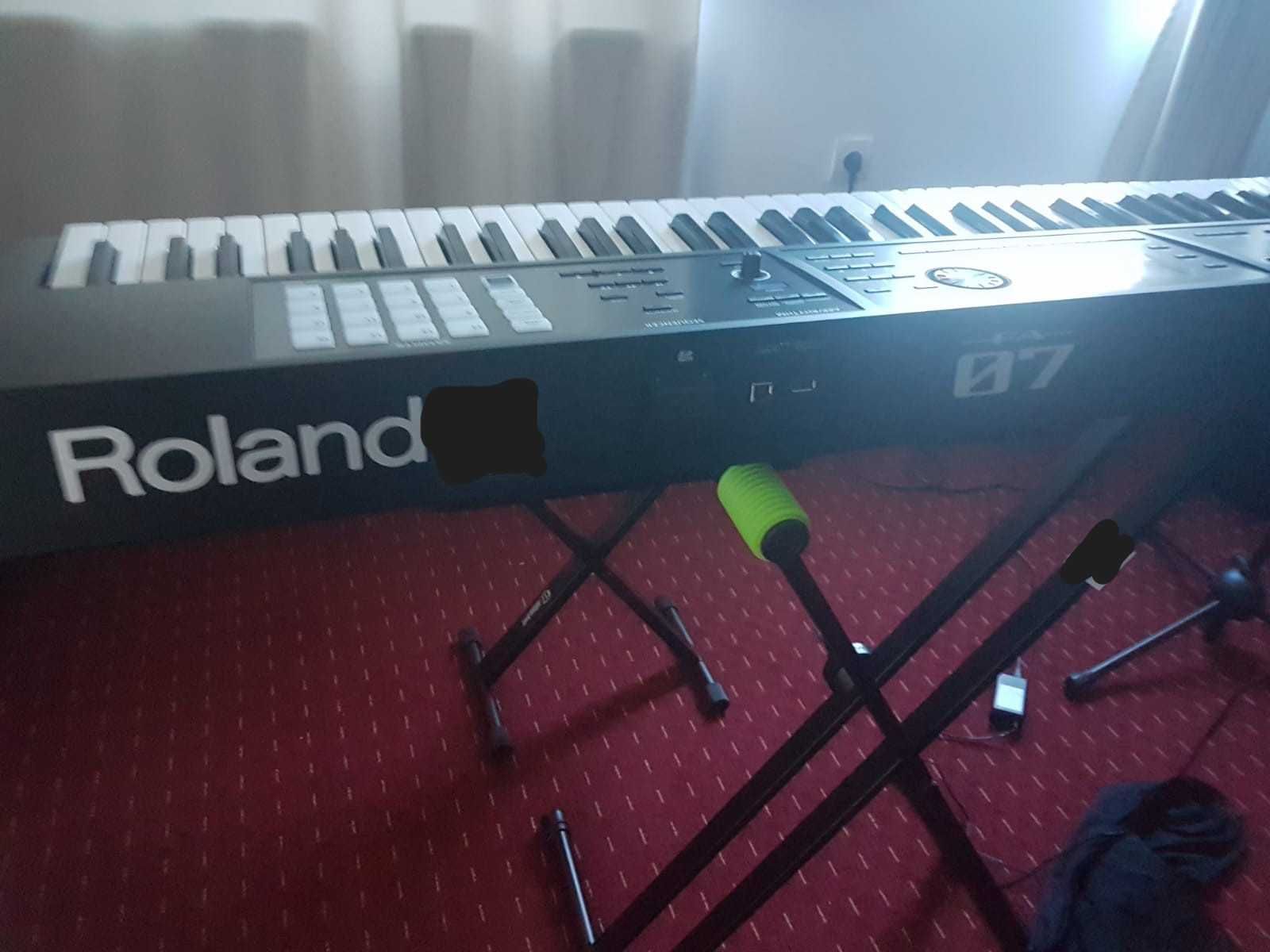 Vand ROLAND FA 07 + husa+stativ+geanta