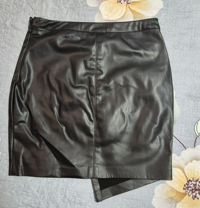 Fustă scurtă de piele