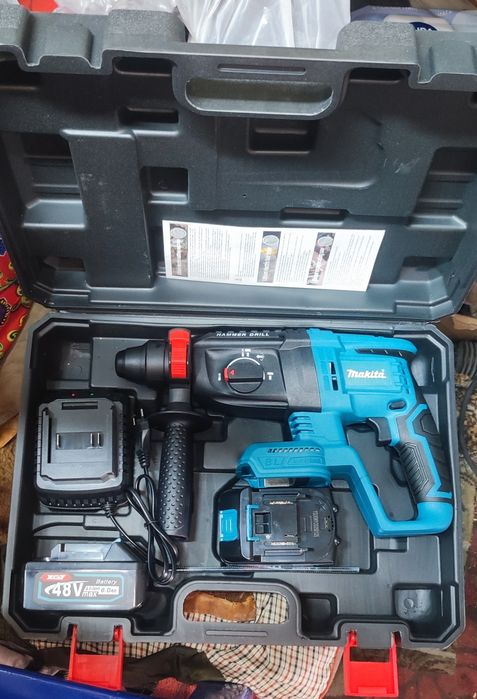 Перфоратор аккумуляторный Makita 900W.