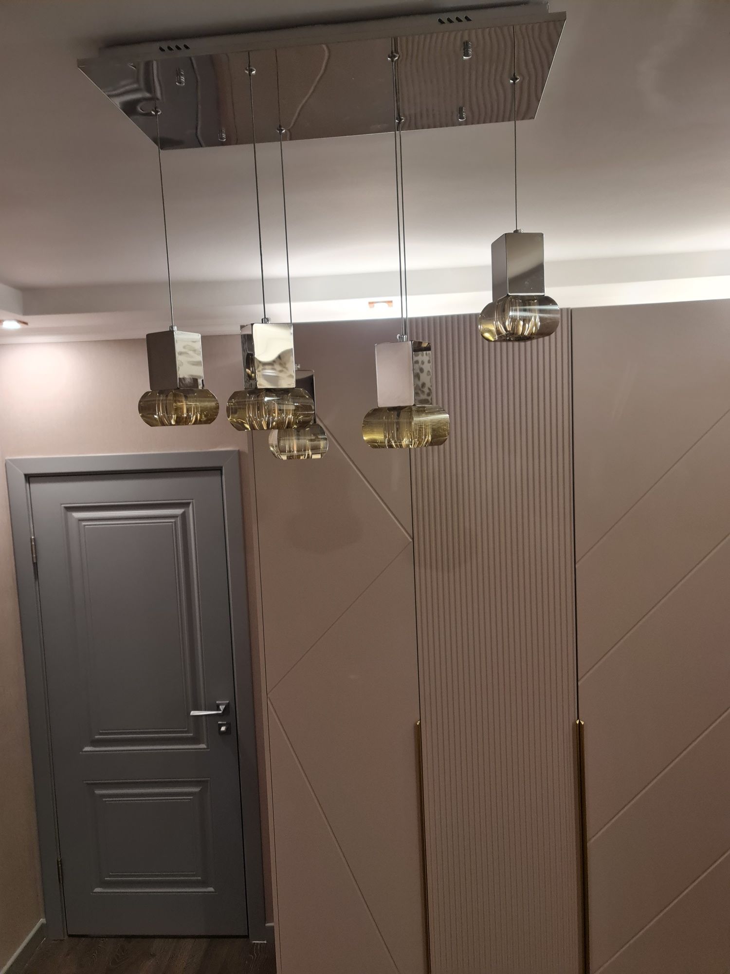 Продам люстру в отличном состоянии