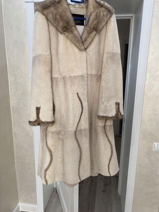 Продается шуба светлая белая в отличном состоянииз