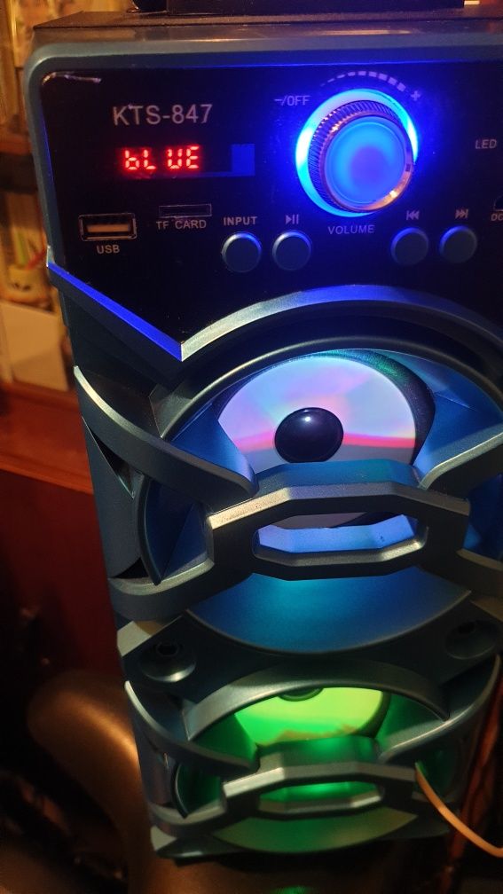 boxă portabila cu Bt. radio ,. card ,.stick usb
