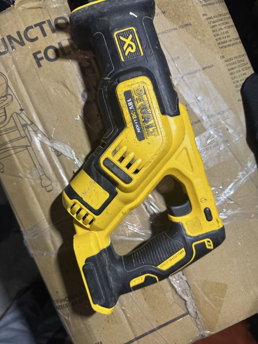 Fierastrau dewalt dcs367