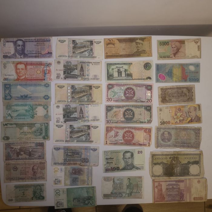 Lot 80 de bacnote din toata lumea inclusiv cateva Romanesti