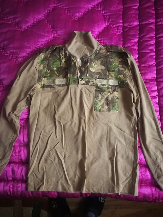 Tricou combat cu mineca scurta si unul cu mineca lunga