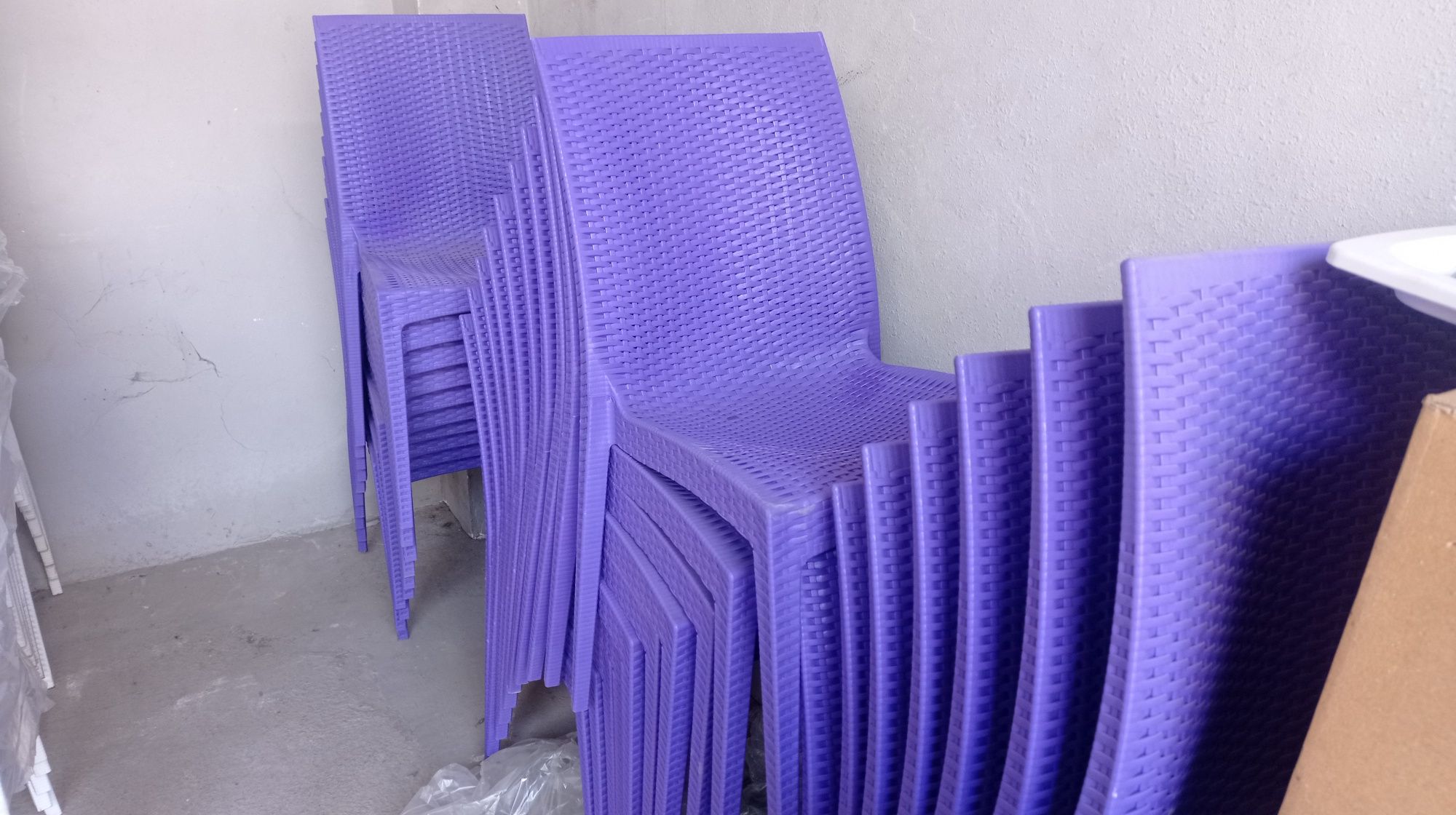 Пластиковые стулья и столы - комфорт и удобство!            OT