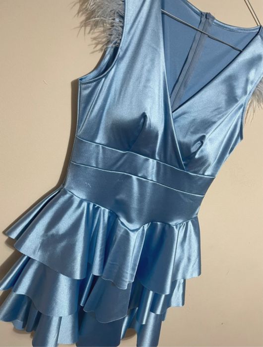 Rochie scurtă bleu satinat cu volane și pene la umeri