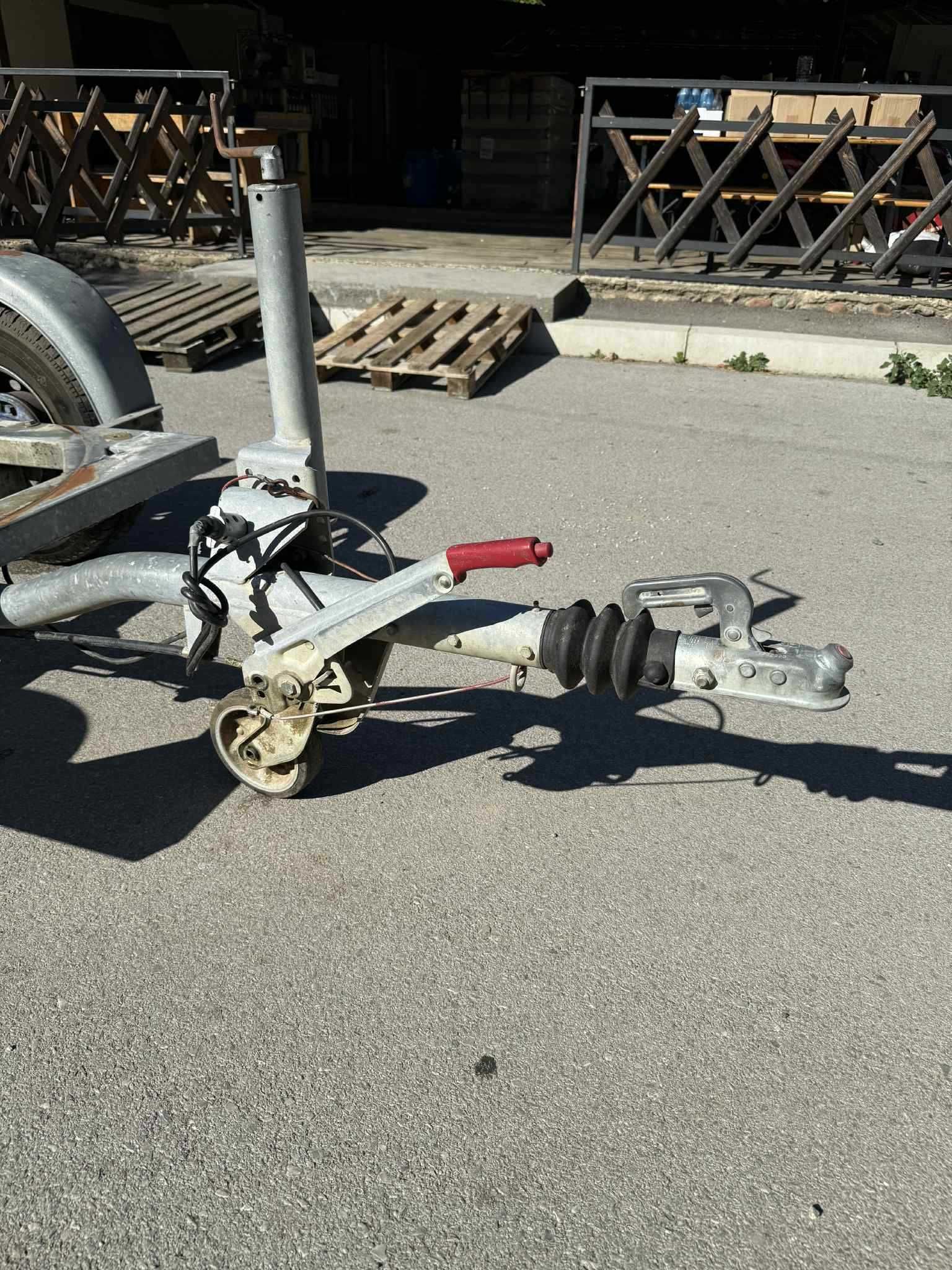 Ремарке с инерционна спирачка и помощно колело