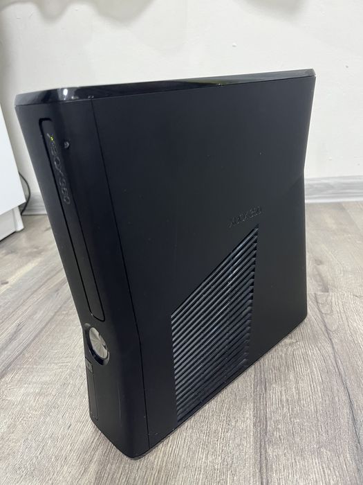 Xbox 360 slim + 6 игри