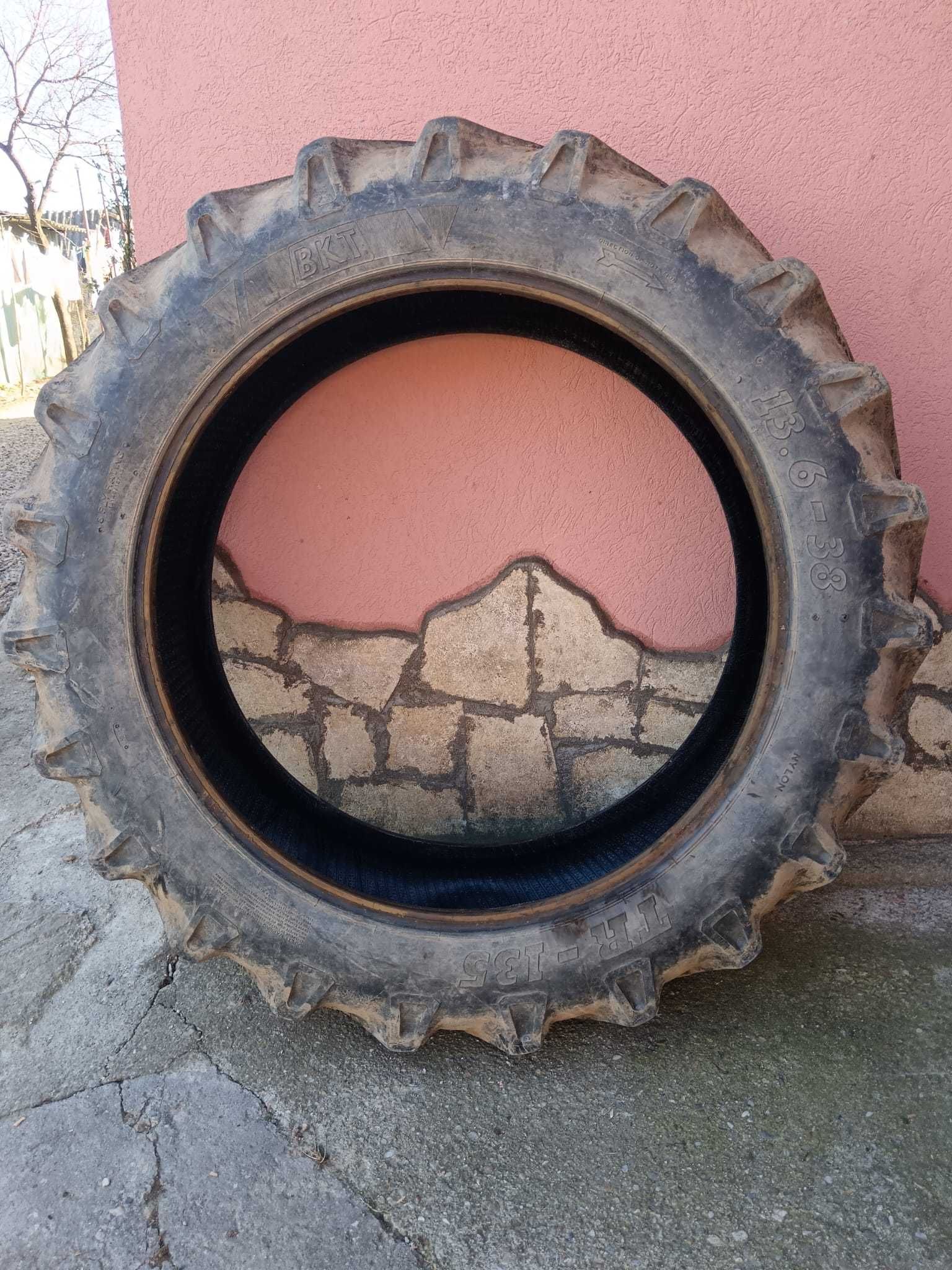 Vând  2 anvelope agricole marca BKT 13.6/38  TR135