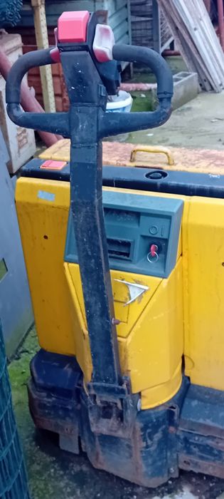 Liza electrica cu statie de incarcare 380 v