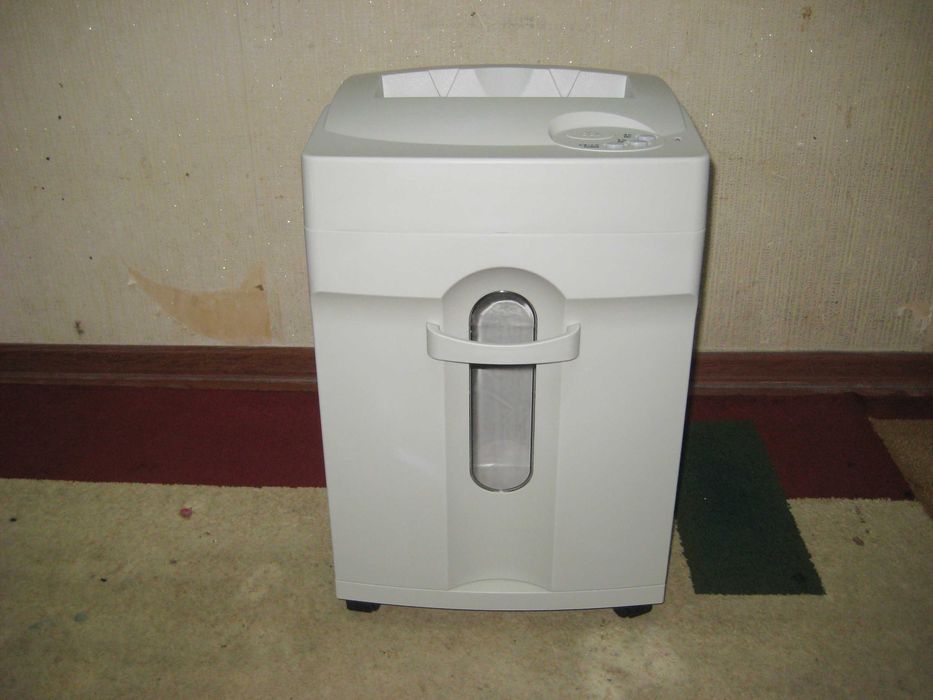 Шредер уничтожитель бумаг 20лт Deli оригинал новым состоянии!