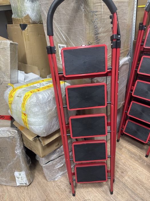 Продам стремянки (3 шт.) с небольшими дефектами