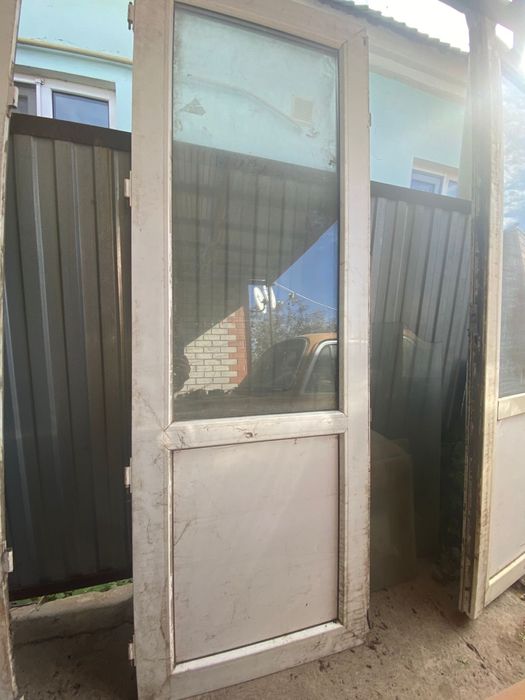 Продам пластиковые двери б/у может кому нужно