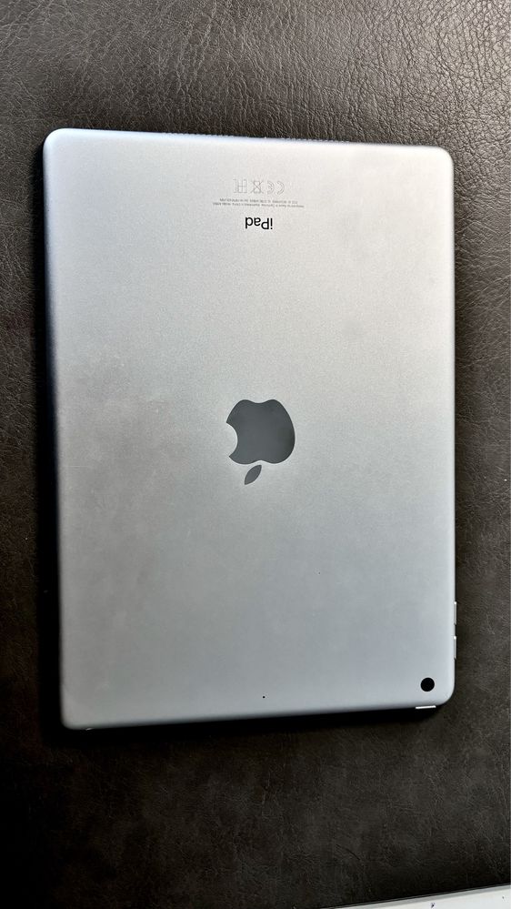 iPad generația 6, 128 GB Wi-Fi, argintiu, în stare perfectă