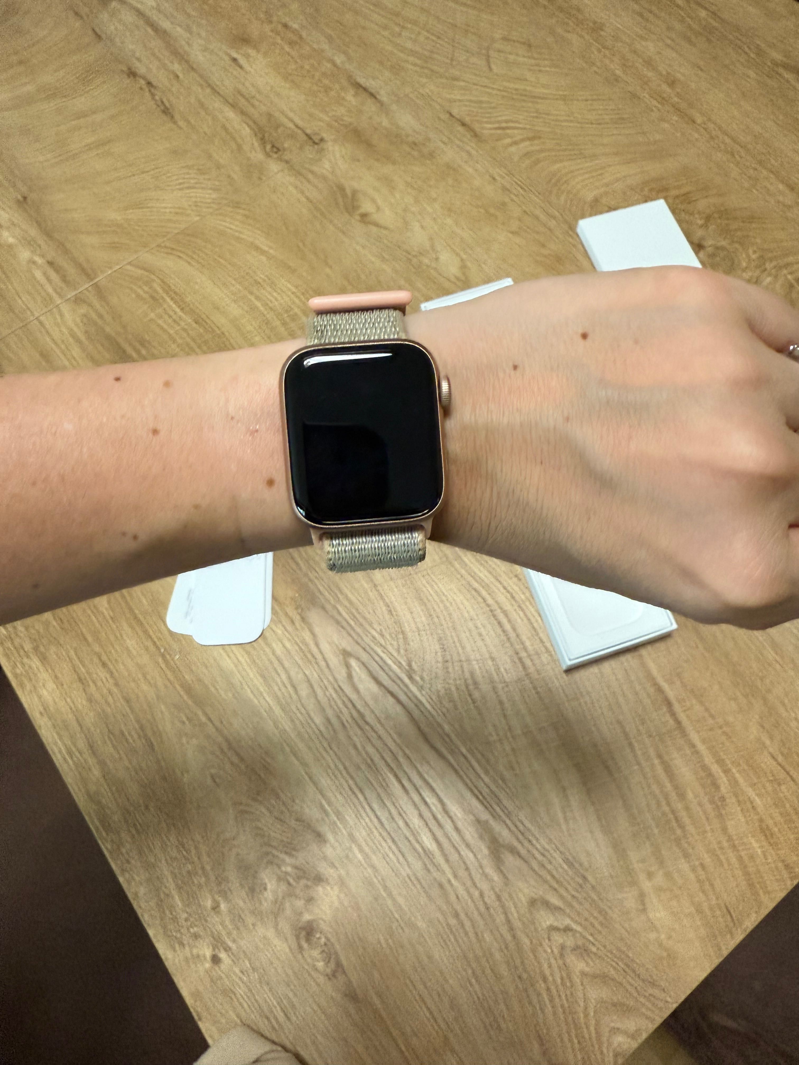 Apple Watch Gold Aluminum Case Pink Sand Sport Band 40 MM
