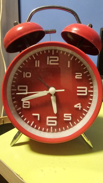 Червен будилник.