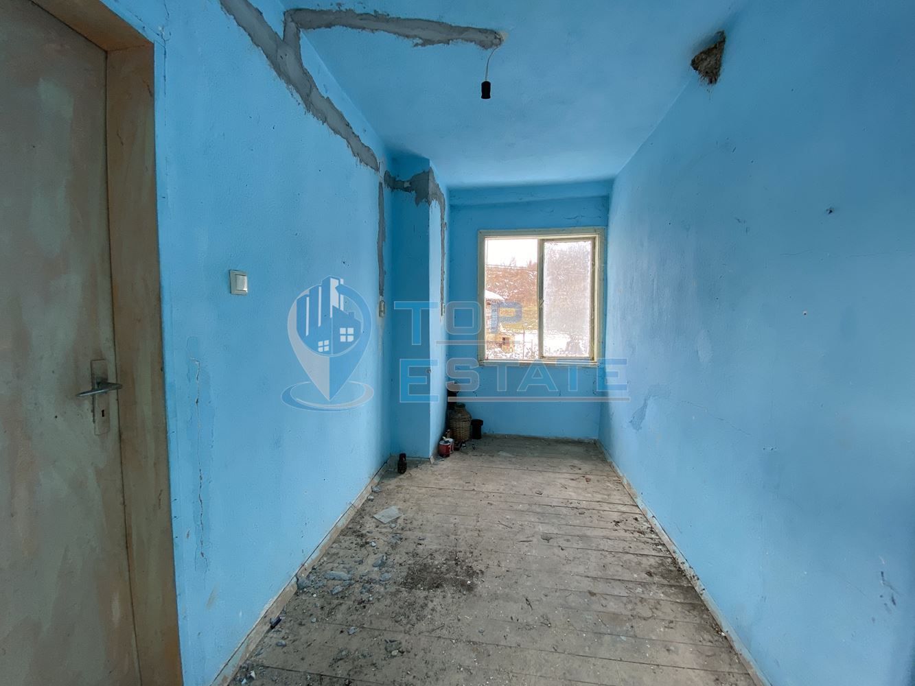 Двуетажна тухлена къща с кладенец в село Музга, област Габрово