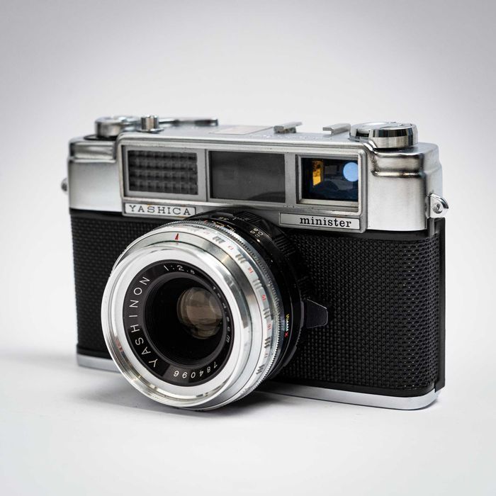 Aparat foto Yashica Minister II in stare EXCELENTA cu husa originala.