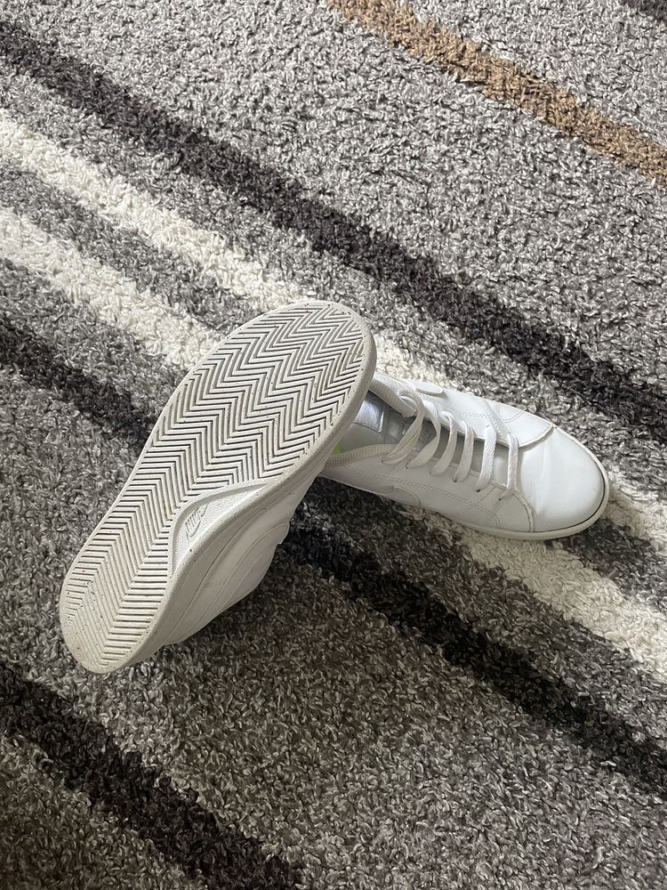 Nike Court Royale 2