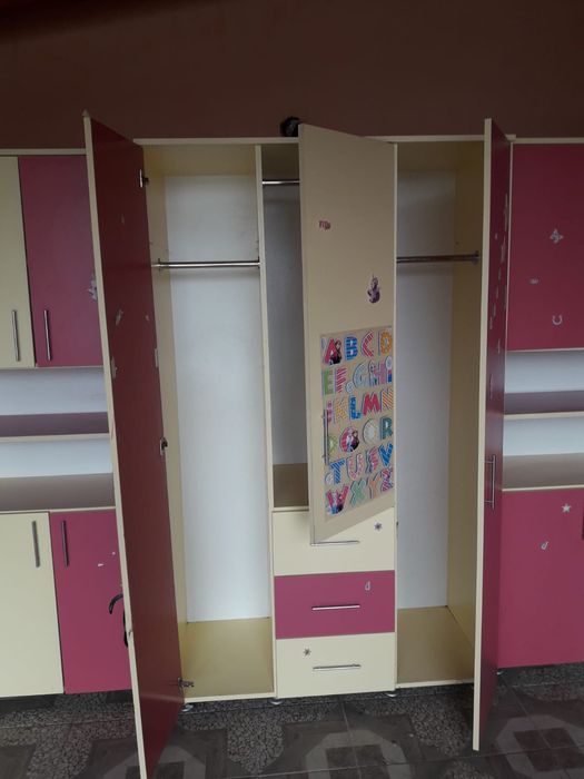 Vând dulap dormitor în stare buna