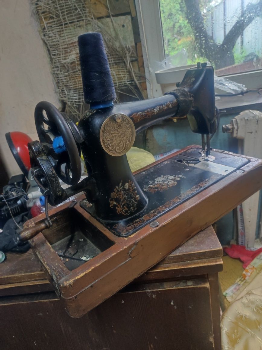 Продам швейную машинку