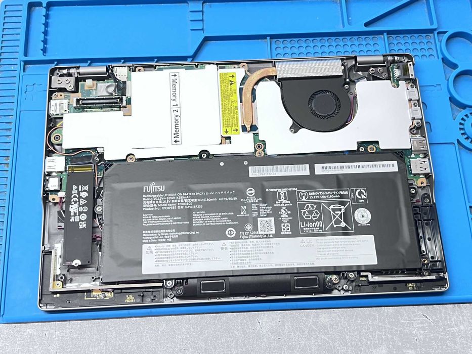 Fujitsu LIFEBOOK U7411 14" i5-1135G7 16GB 260GB/ с Гаранция/ Отличен