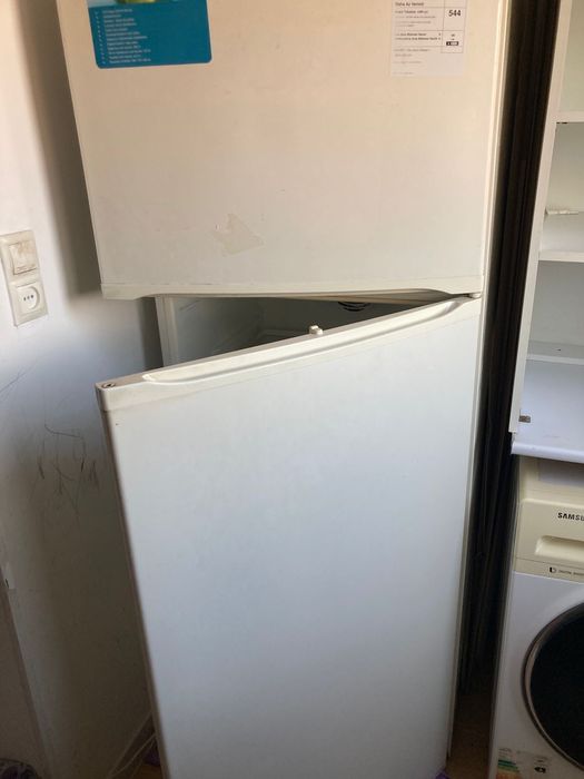 Холодильник жасап тұр тек үстінгі есік жабылмайды