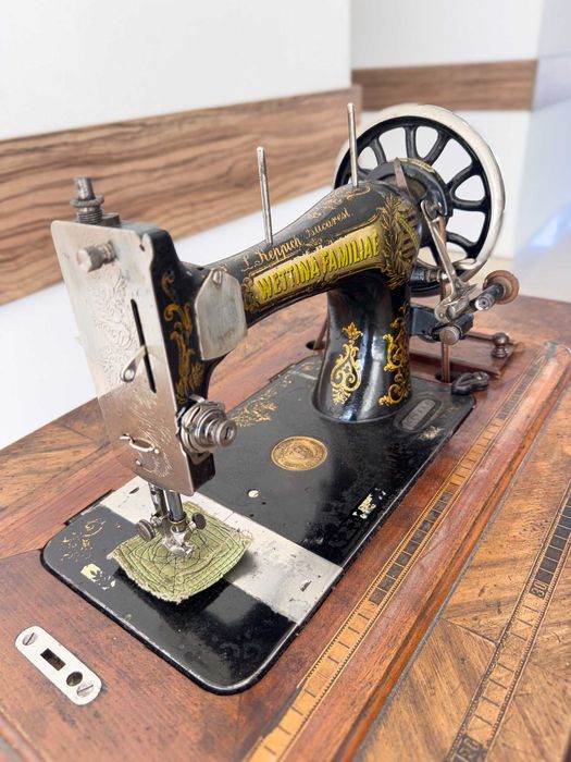 Mașină de Cusut Antică Wartburg Familia, Cu Masă Fontă, Decor Vintage