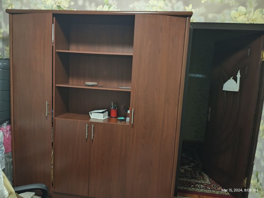 Продаётся  почти новый офисный книжный шкаф или шкаф для вещей