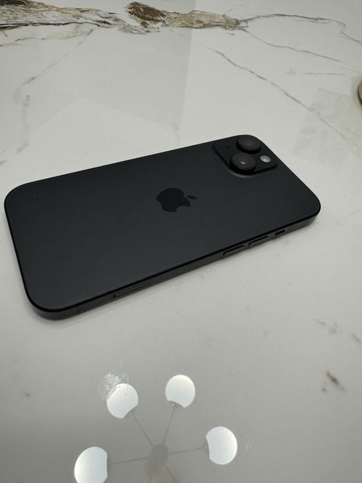 „Apple iPhone 15 128 GB negru, stare excelentă, folie + huse