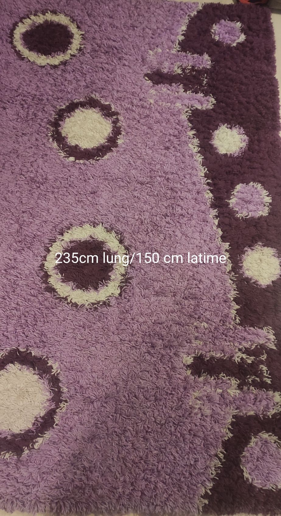 Vând 2 covoare flaușate mărimi diferite colorate