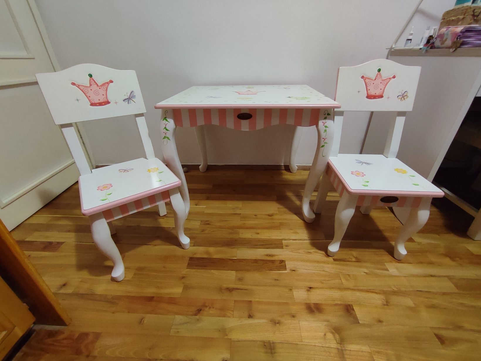 Teamson Kids оригинална детска дървена маса с два стола