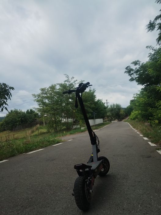 Vand trotineta kukirin g2, necesita o roata pe spate ea are 822 de km,